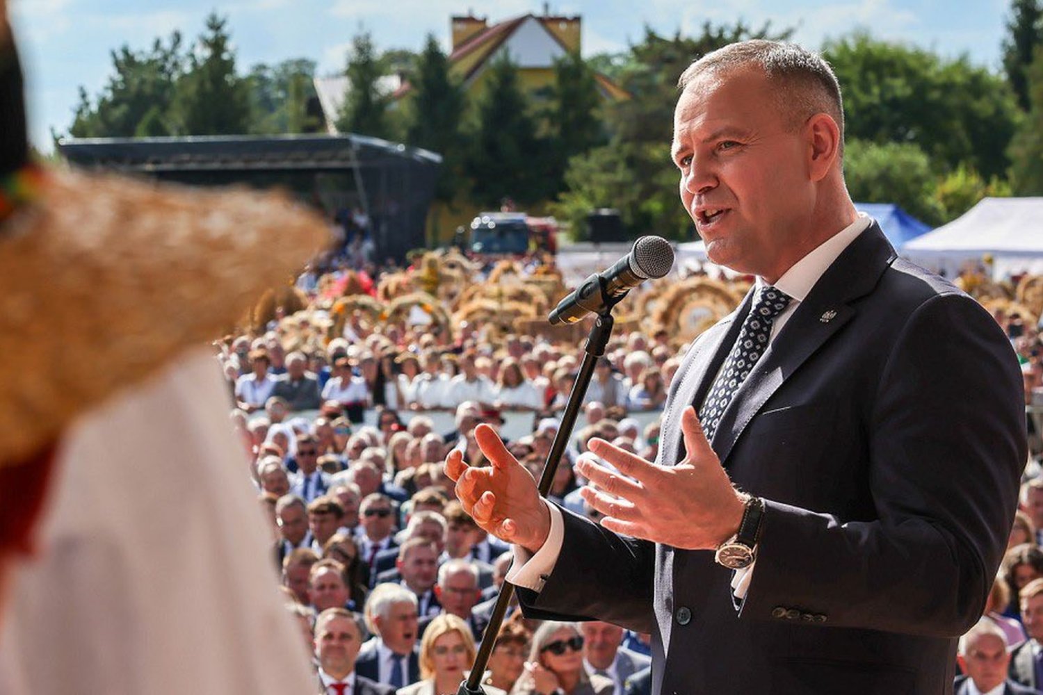 Drony za miedzą, a w telefonie chleb i plony. Sielska niedziela prezydenta w cieniu rosyjskiej eskalacji Karol Nawrocki na dożynkach w Tryńczy