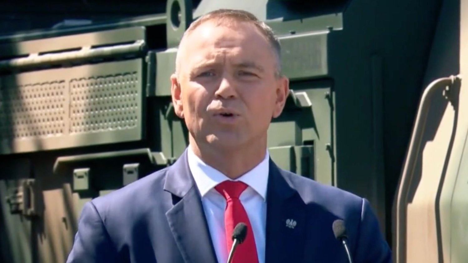 Nawrocki nie powstrzymał się na defiladzie. Maska opadła po słowie "SAFE"