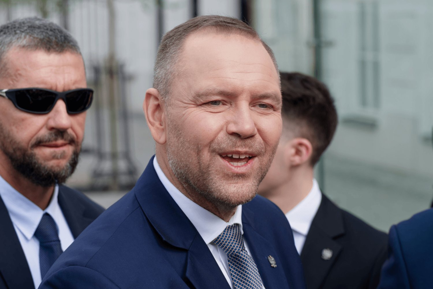 Nawrocki po nowym sondażu może pląsać ze Skolimem do woli. 56 proc. zupełnie wystarcza karol nawrocki się uśmiecha