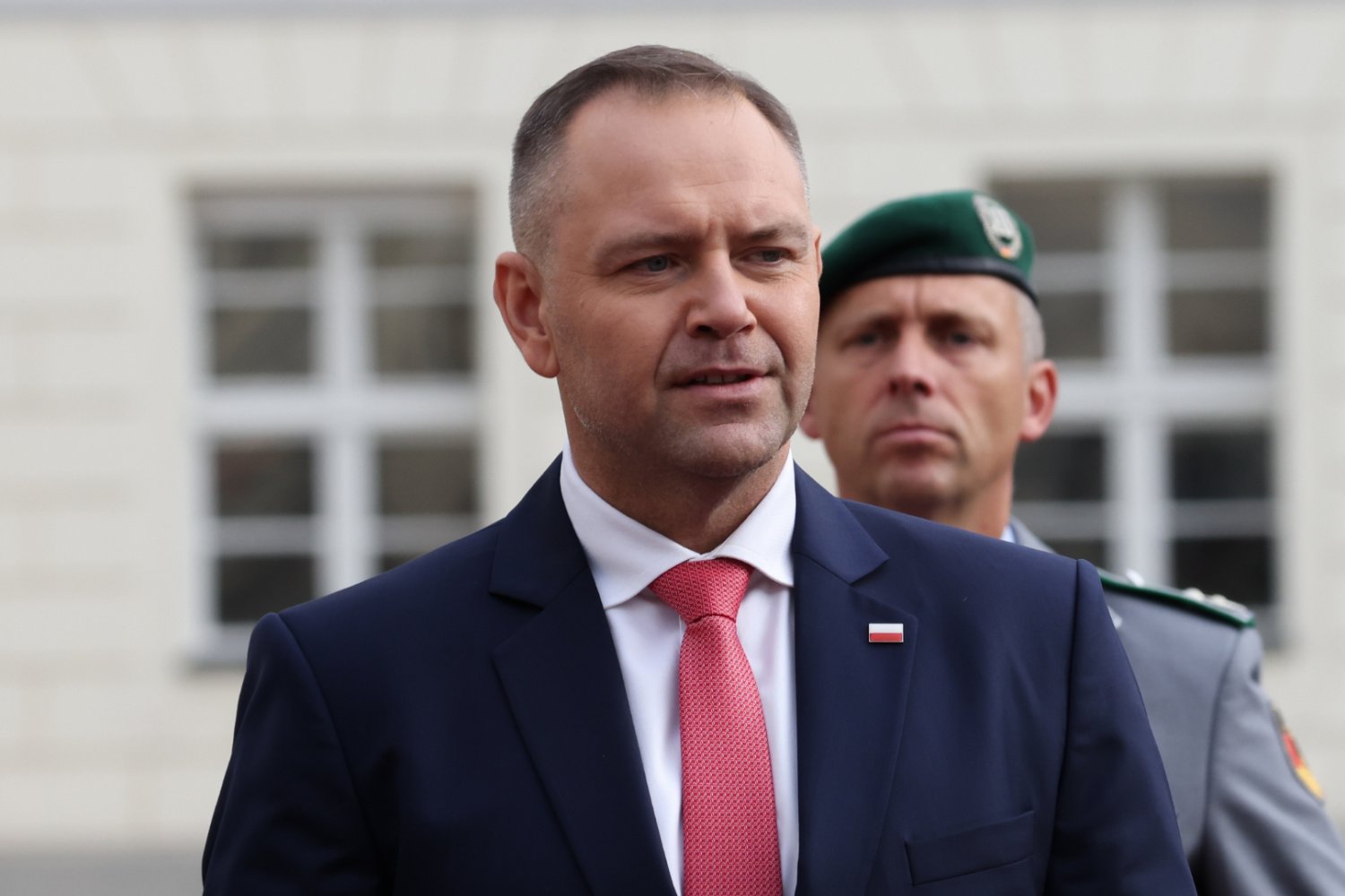 Karol Nawrocki, w tle żołnierz.