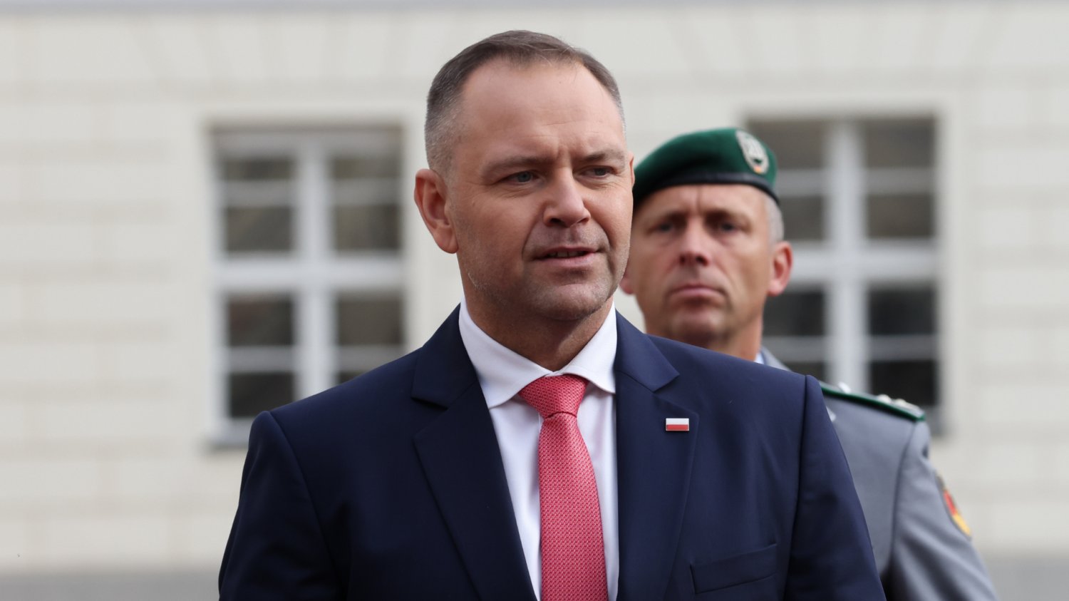 Współpracownik prezydenta nie ma w kwestii donacji dla rządu litości. "Wywiad rosyjski działa" Karol Nawrocki, w tle żołnierz.