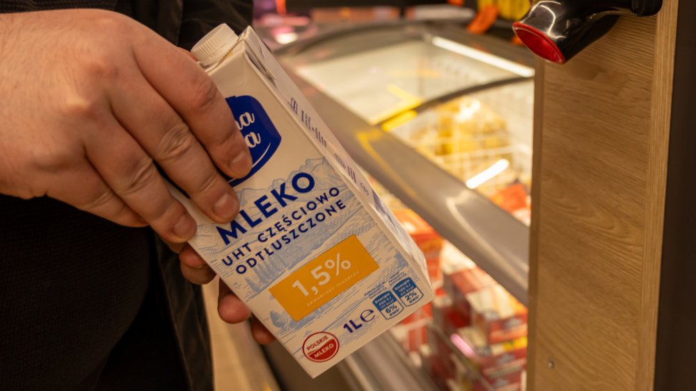 Biedronka, Lidl i Dino sprzedają mleko od tych samych polskich mleczarni co marki własne