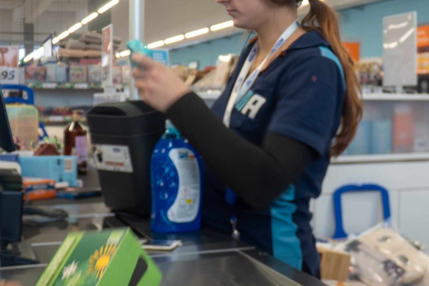 Azbest, promieniowanie i formaldehyd. Lista produktów, które Action kazało oddać Kasjerka przy kasie w sklepie - produkty wycofane z Action można zwrócić bez paragonu