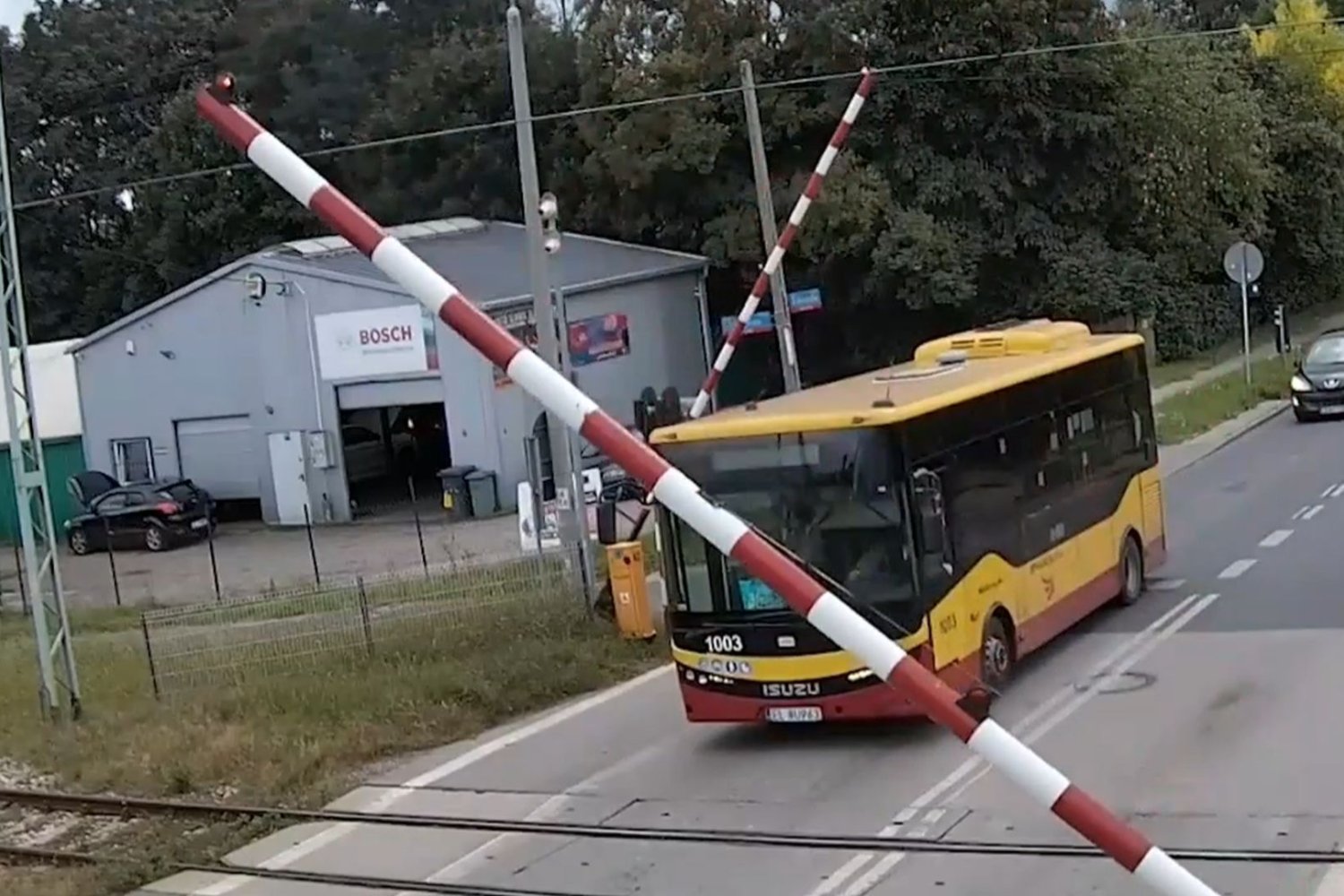 Płacz dzieci i krzyki: "otwieraj drzwi!". Dramat na przejeździe w Łodzi Kierowca miejskiego autobusu utknął pod szlabanem kolejowym w Łodzi