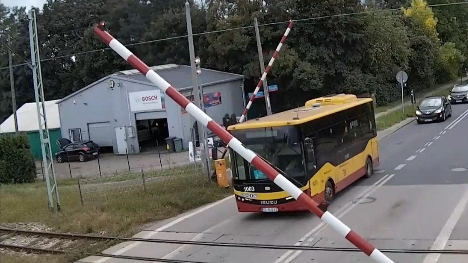 Kierowca miejskiego autobusu utknął pod szlabanem kolejowym w Łodzi