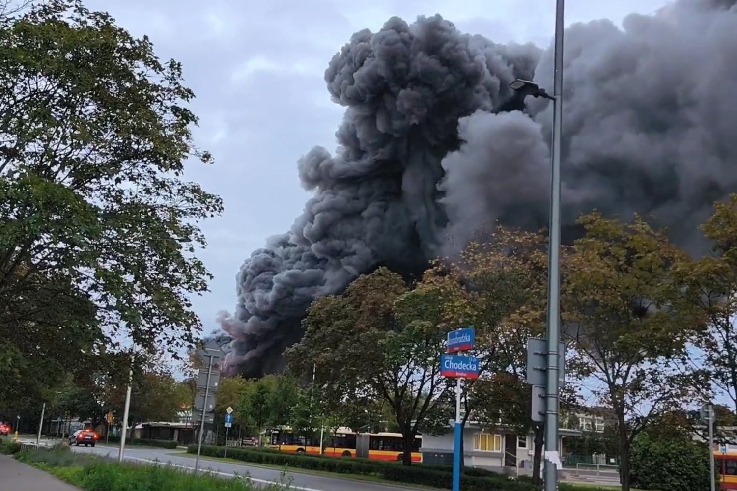 Kłęby czarnego dymu w Warszawie