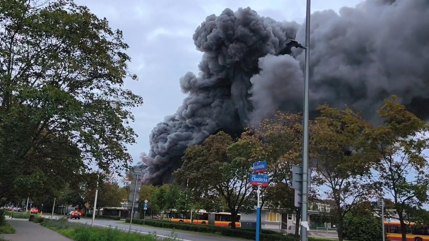 Kłęby czarnego dymu w Warszawie