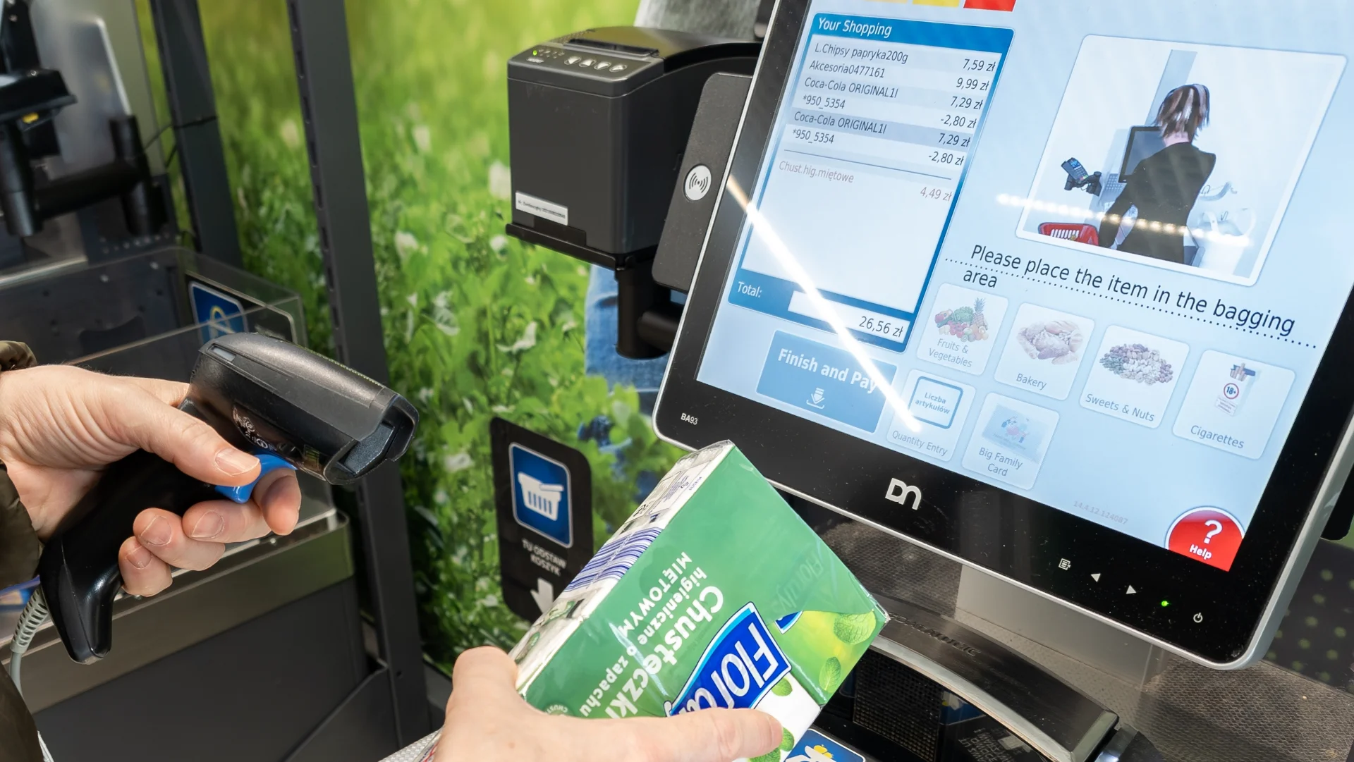 Bon kaucyjny w Lidlu może zablokować kasę. Czy wydaje resztę? Klient przy kasie samoobsługowej w dyskoncie skanuje produkt