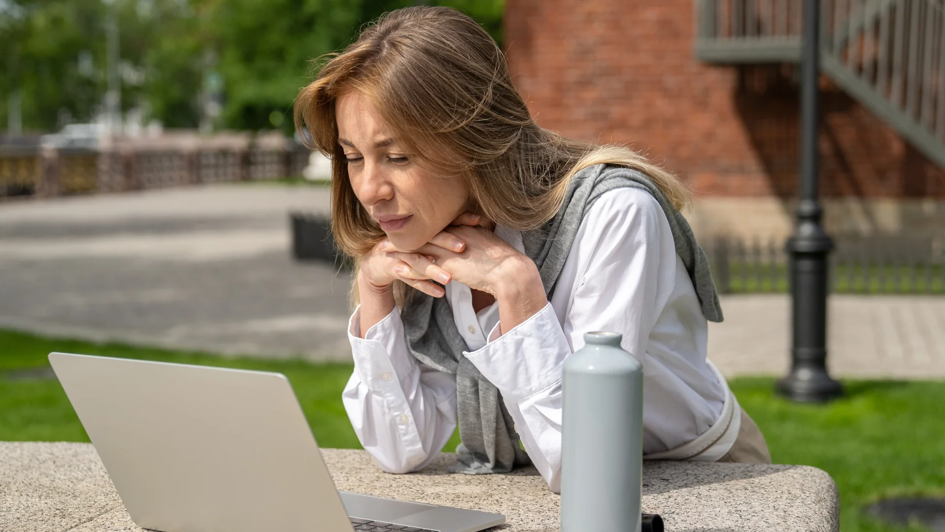 Kobieta pracuje na laptopie na dworze. Gig economy i praca zdalna w Polsce w 2026 roku