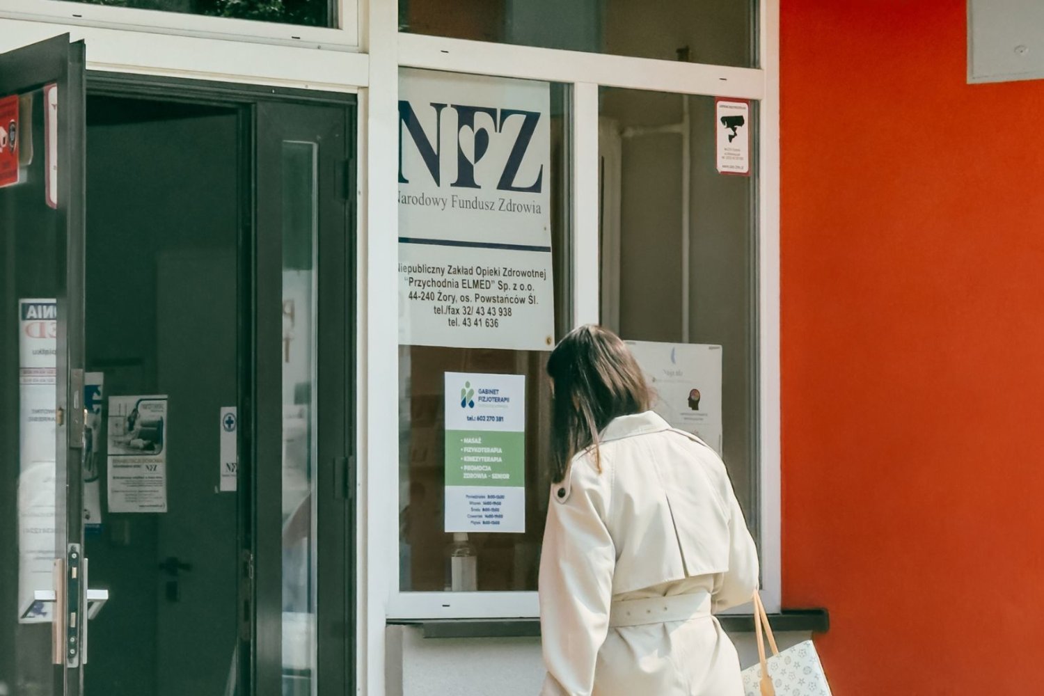 kobieta przed wejściem do przychodni