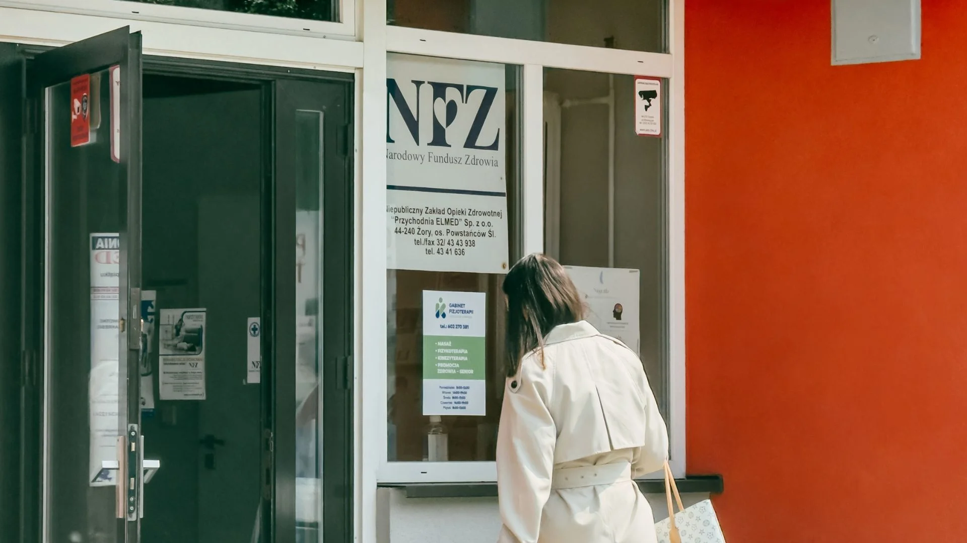 kobieta przed wejściem do przychodni