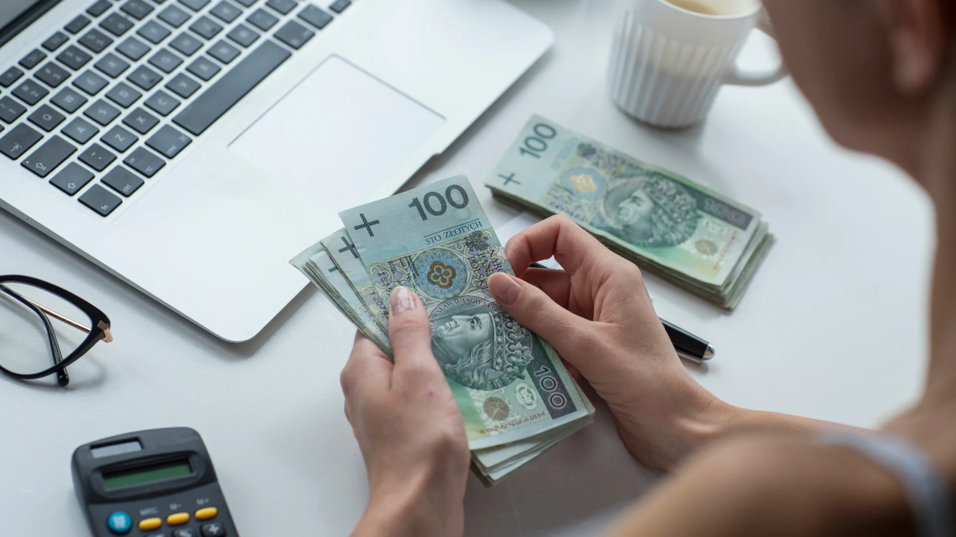 Nawet 9300 zł za pracę, o której mówią, iż jest łatwa. Po wakacjach rekrutują do biurek