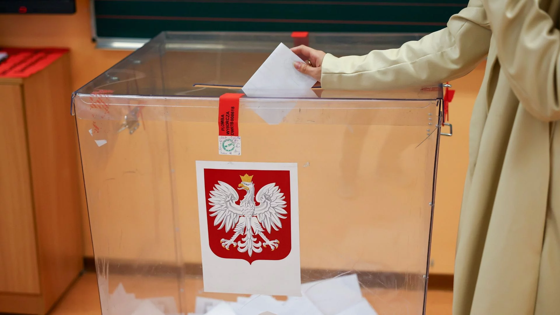 Zamienili głosy Nawrockiego i Trzaskowskiego. Śmieszne "kary" za sfałszowanie wyborów Kobieta przy urnie wyborczej