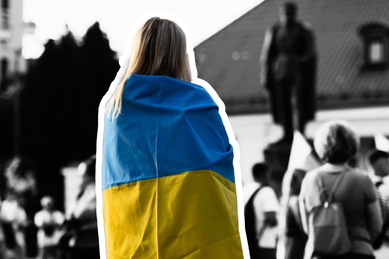 Kobieta stoi tyłem w ukraińskiej fladze
