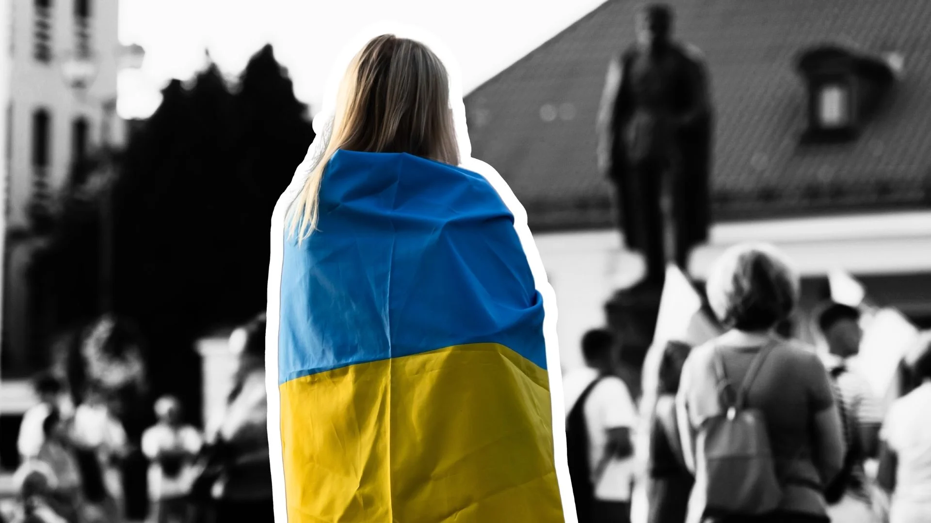 Kobieta ubrana we flagę Ukrainy Kobieta stoi tyłem w ukraińskiej fladze