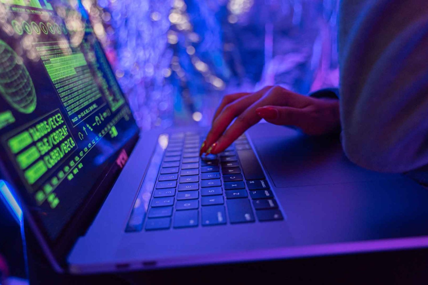 kobieta w trakcie hackowania systemu informatycznego