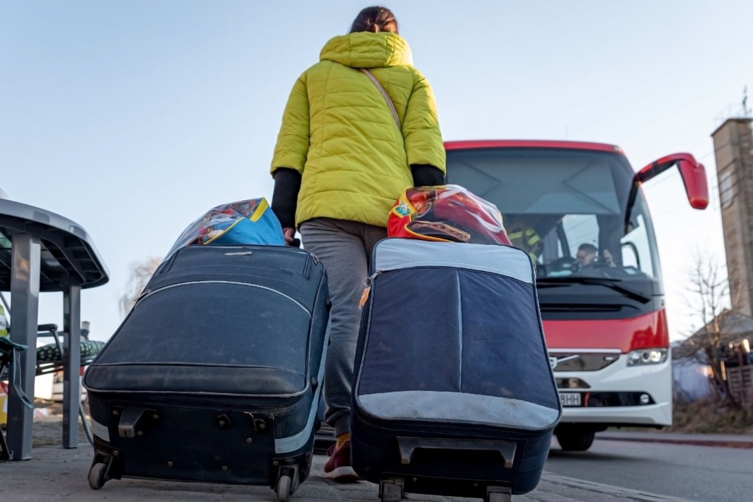 Kobieta z walizkami idzie na autobus