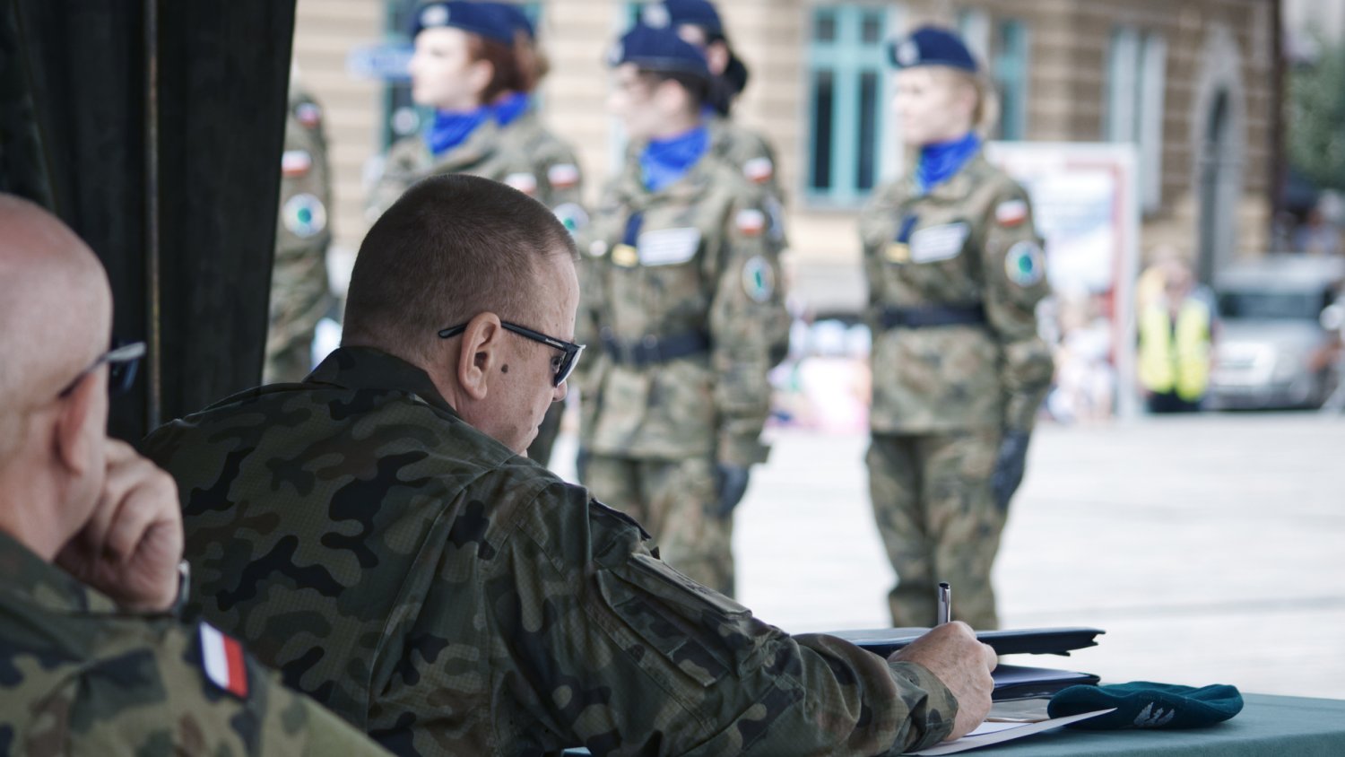Od 1 lutego wojsko wezwie 245 tys. osób. Ale to czerwone karty budzą niepokój