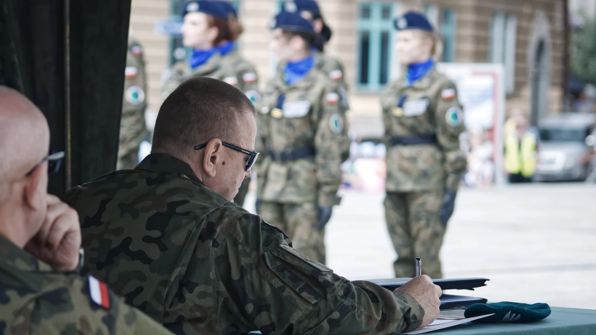 Od 1 lutego wojsko wezwie 245 tys. osób. Ale to czerwone karty budzą niepokój