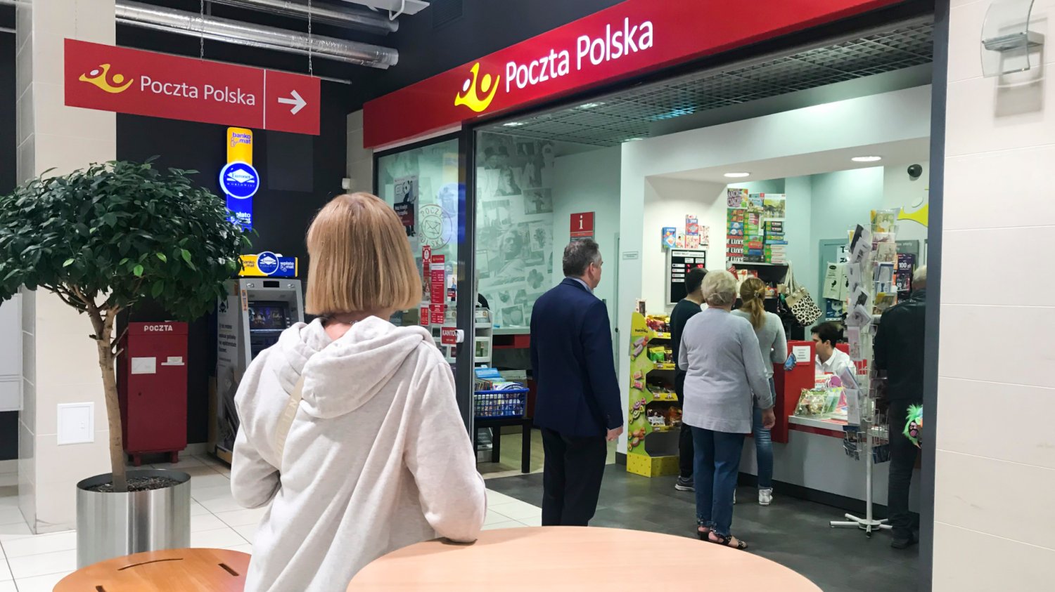 Nowa aplikacja Poczty Polskiej. Koniec z awizo Kolejka osób do okienka w placówce Poczty Polskiej