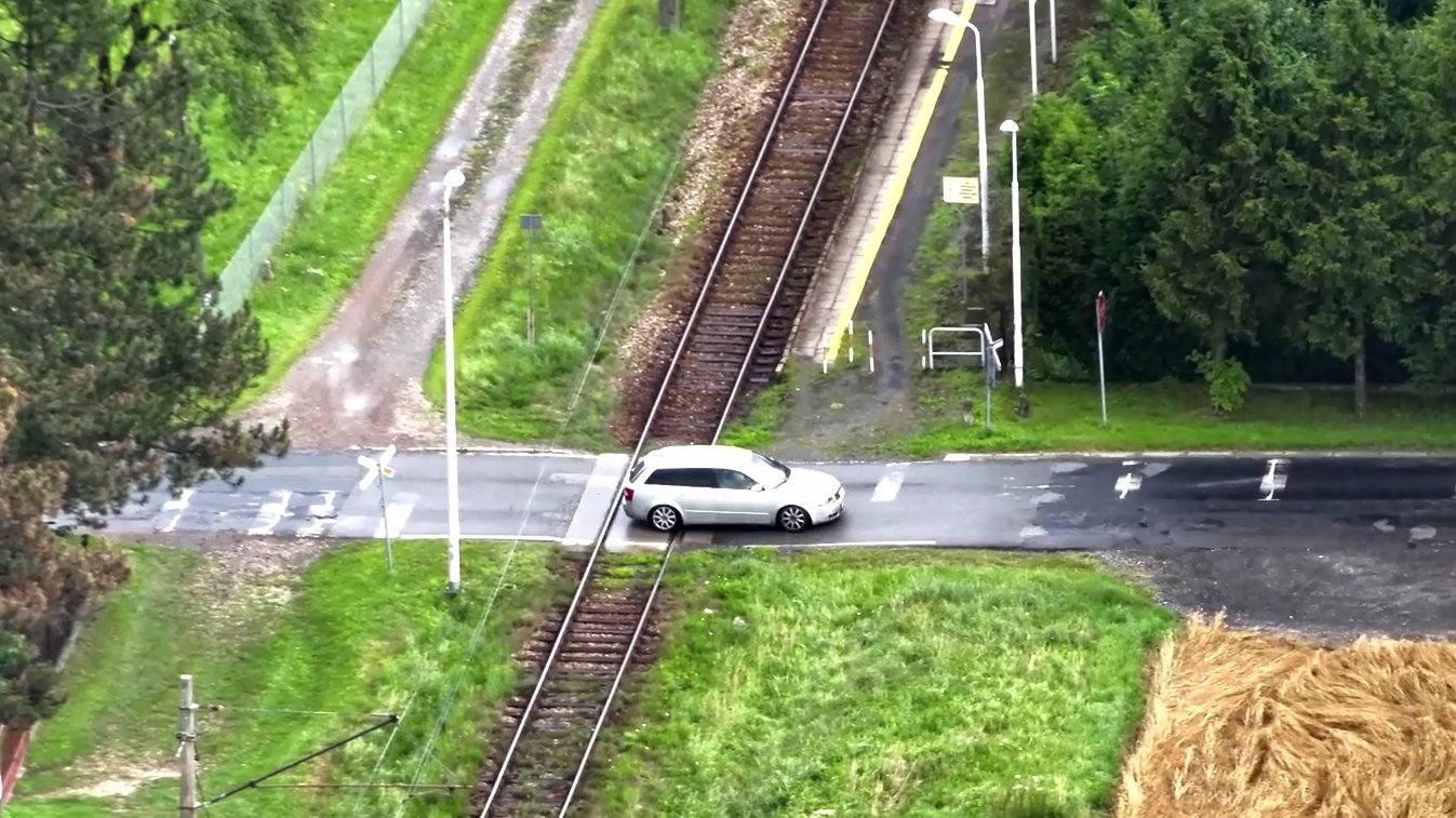 Policyjny dron wypatrzył ją na przejeździe kolejowym. Finał interwencji poraża