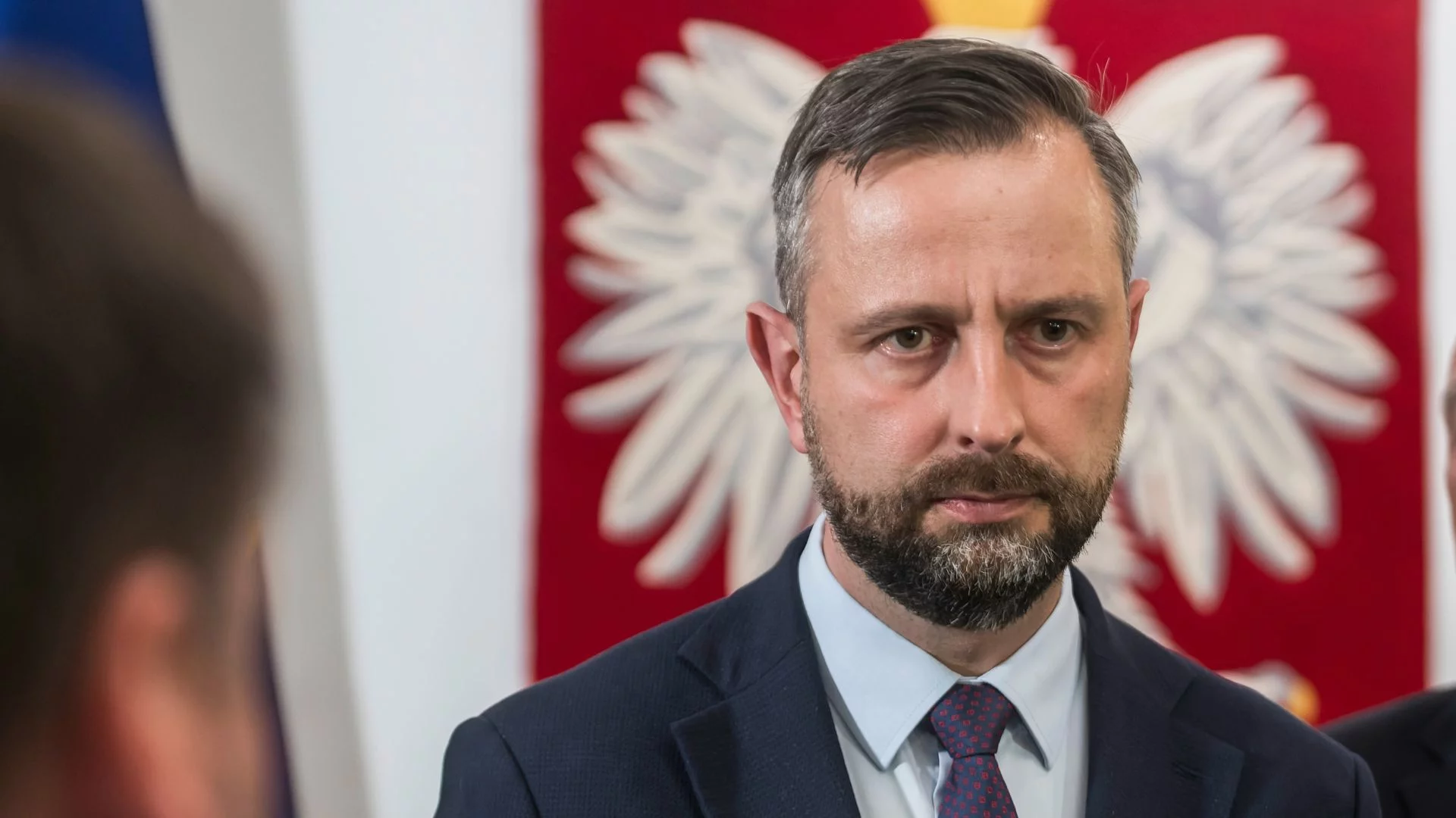 Incydent przed kolumną rządową szefa MON. "Nacisnął gwałtownie hamulec"