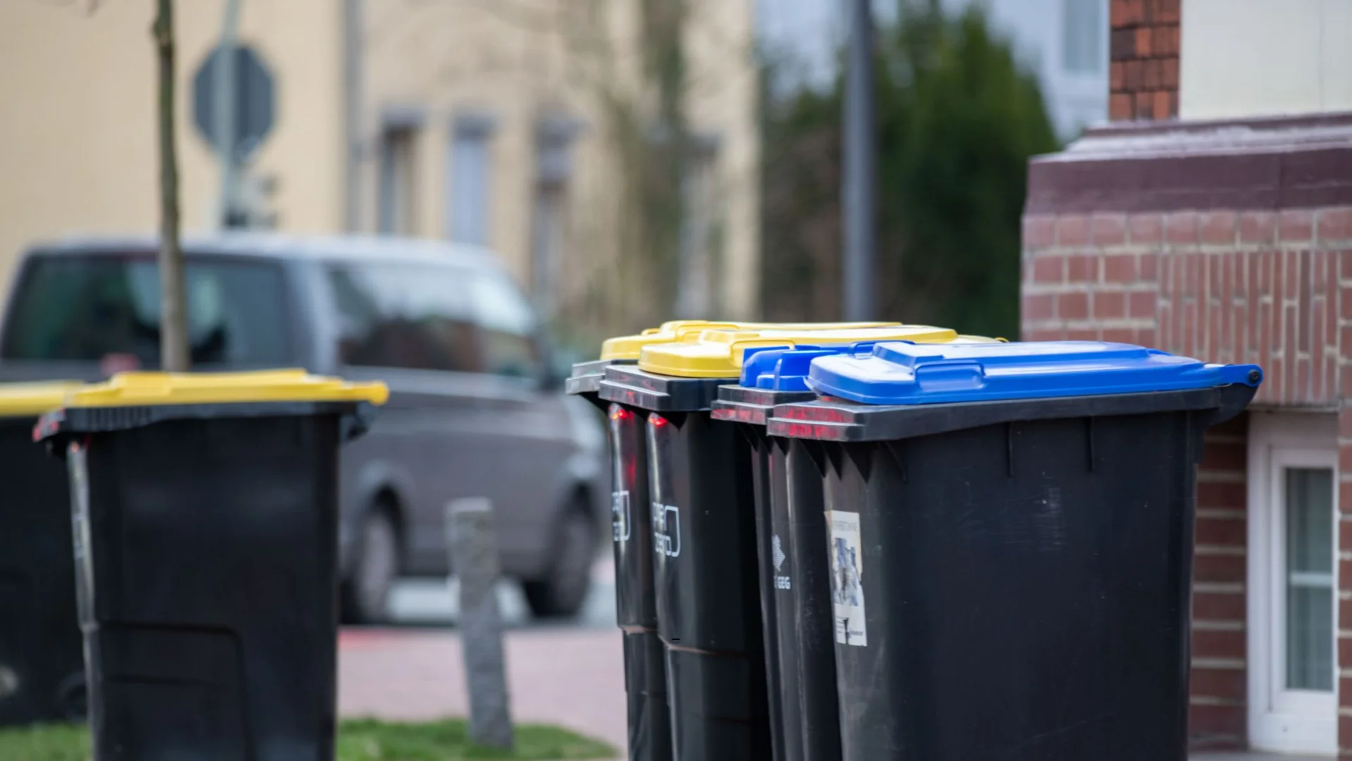 Mają dość osób, które nie segregują śmieci. Kontrolerzy ruszają z chytrym planem Kosze na śmieci na osiedlu