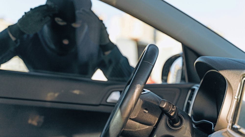 Urządzenie jak Game Boy pozwala ukraść auto w kilkadziesiąt sekund — bez kluczyka