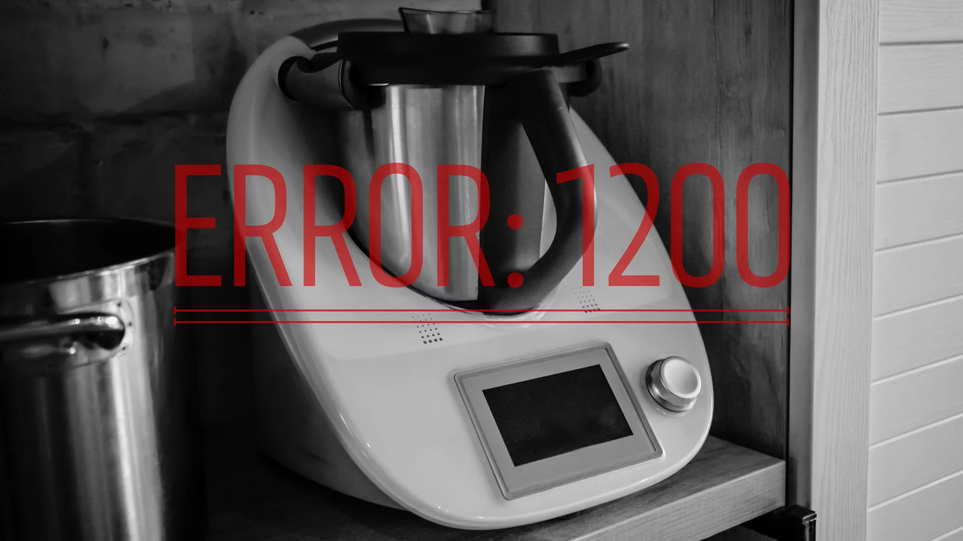 Thermomixy straszą ostatnio alarmującym komunikatem. Producent poinformował co należy robić Thermomix, czarno-białe tło. Napis: Error: 1200