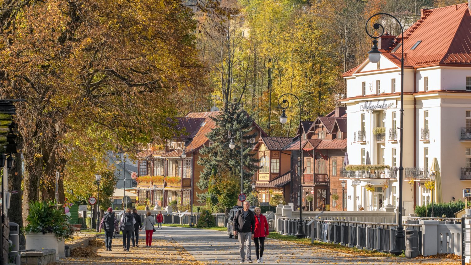 Kuracjusze spacerują w Krynicy Zdrój, opłata uzdrowiskowa 2027 obejmie także pobyty w sanatorium NFZ