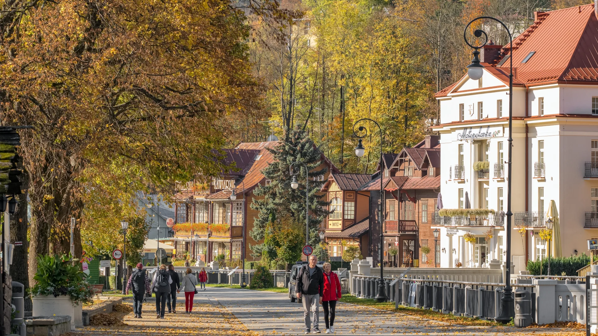 Kuracjusze spacerują w Krynicy Zdrój, opłata uzdrowiskowa 2027 obejmie także pobyty w sanatorium NFZ