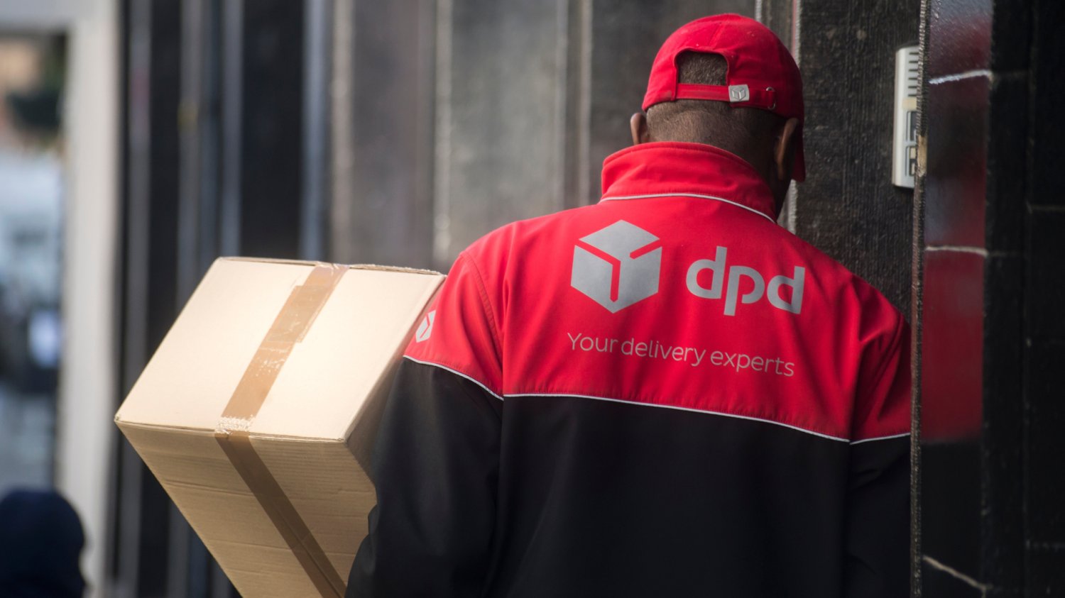Oszustwo na niedoręczoną paczkę DPD. CERT Polska ostrzega Kurier niosący przesyłkę kartonową jako ostrzeżenie przed oszustwem na DPD