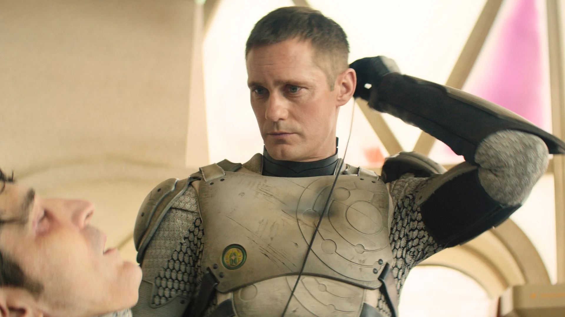 Alexander Skarsgård w serialu "Pamiętniki Mordbota"