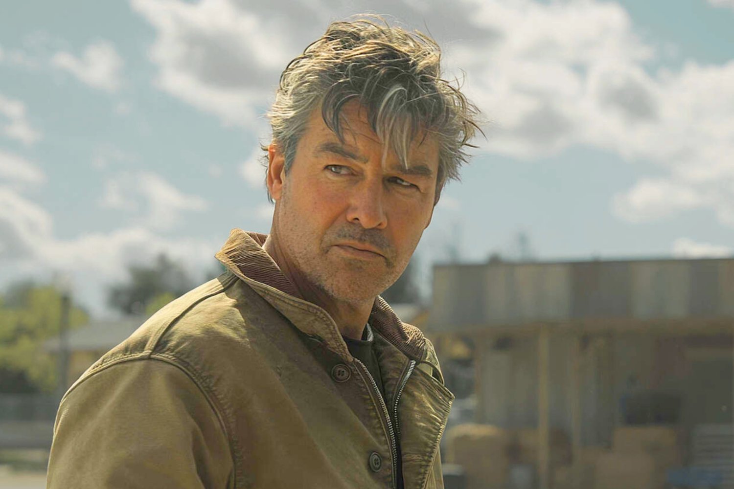 Latarnie na HBO Max Kyle Chandler w "Latarniach"