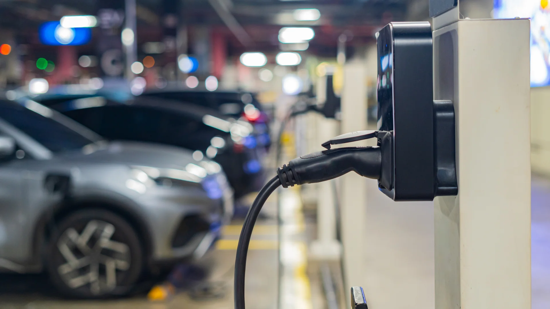 Ładujesz elektryka w domu? Przez te błędy dosłownie tracisz prąd