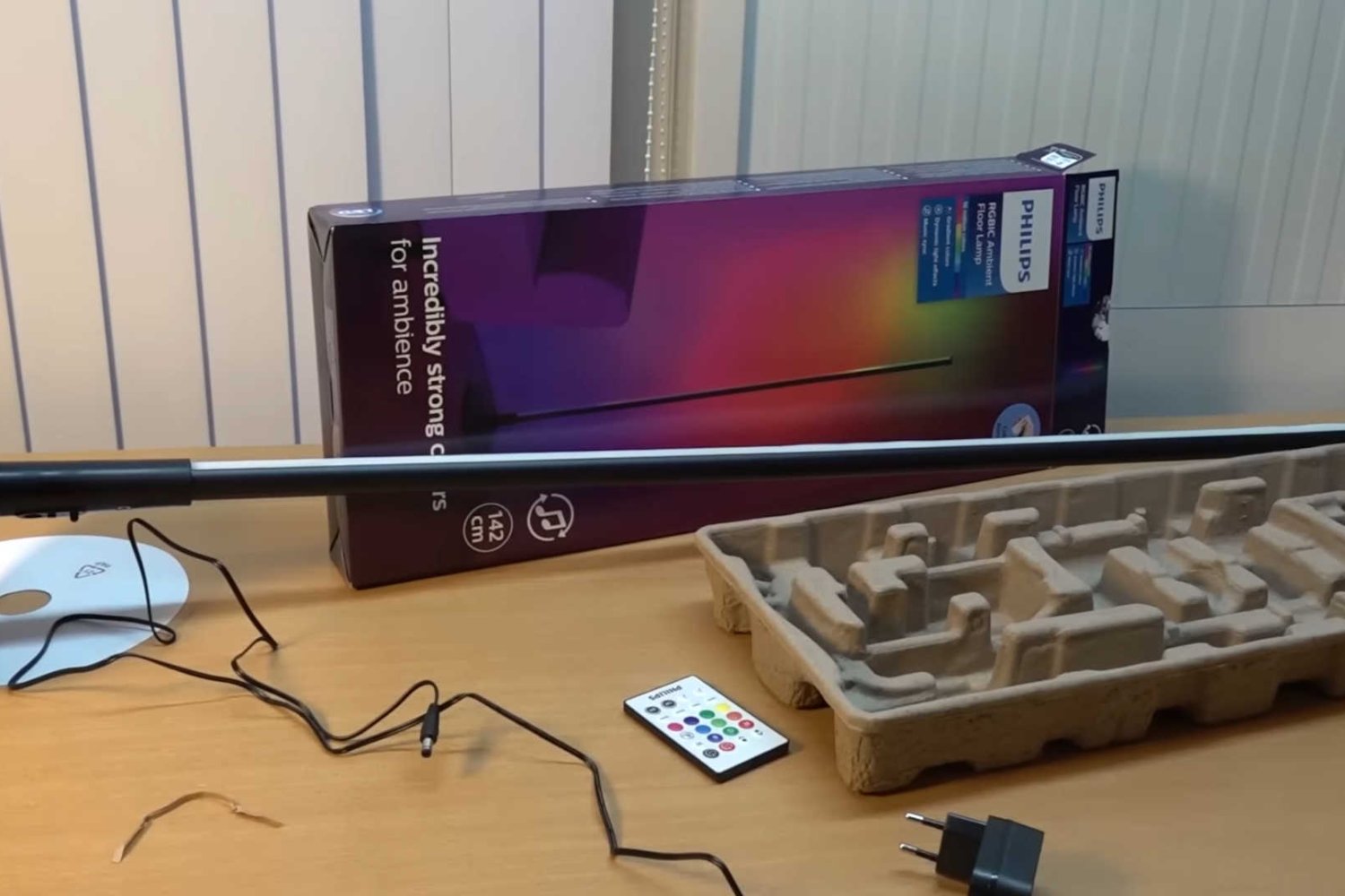 Lampa Philips z Action w promocji położona na stole z pudełkiem