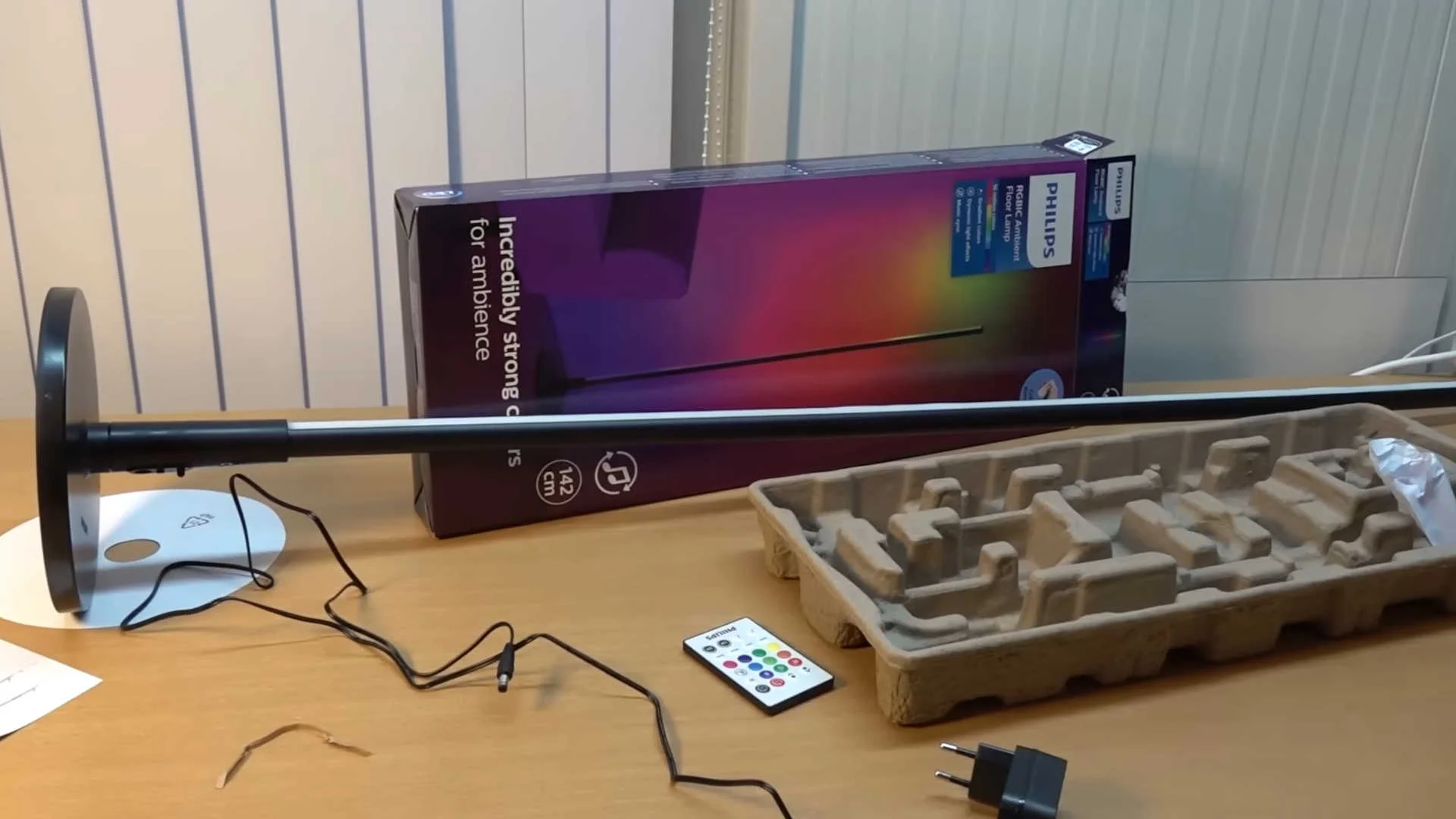 Lampa Philips w Action za 49,90 zł. Promocja na 2 dni Lampa Philips z Action w promocji położona na stole z pudełkiem