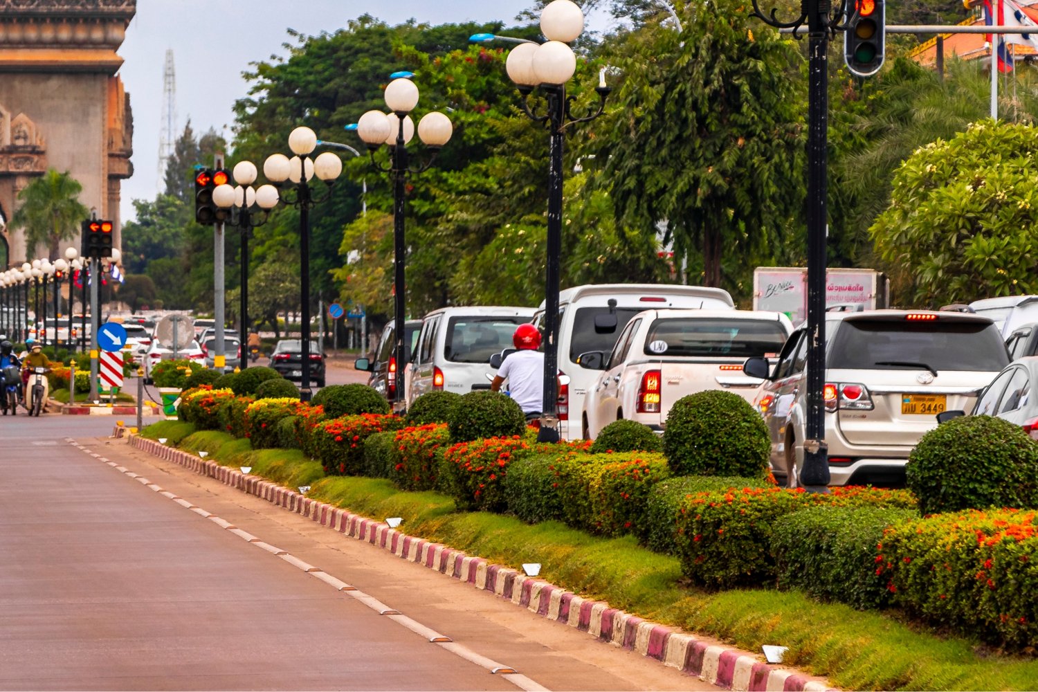 Laos zakazał importu aut spalinowych