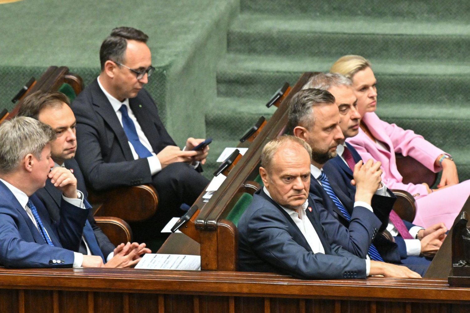 Ławy rządowe w Sejmie, na pierwszym planie Donald Tusk