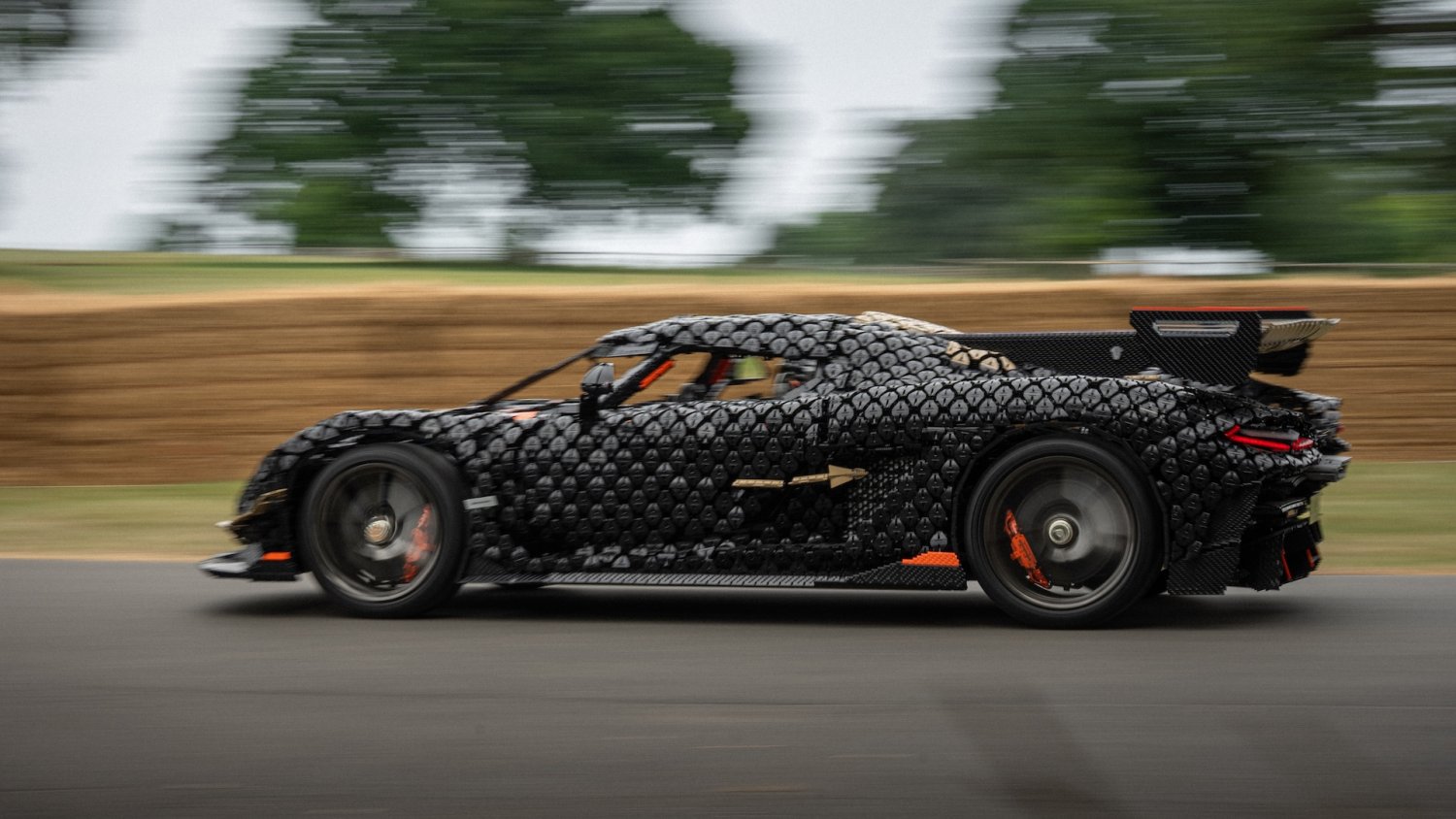 To, co zrobiło LEGO niszczy system. Zbudowali Koenigsegga i pognali nim 111 km/h
