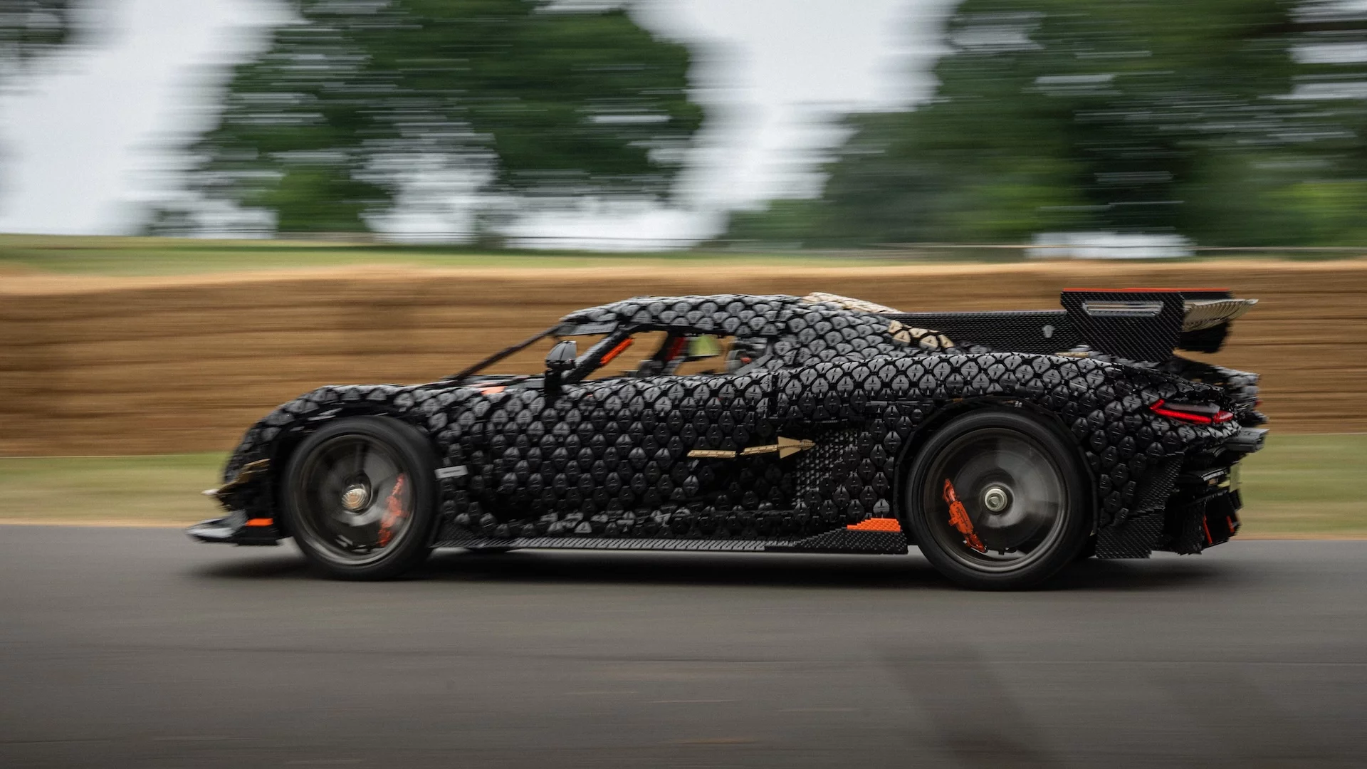 To, co zrobiło LEGO niszczy system. Zbudowali Koenigsegga i pognali nim 111 km/h
