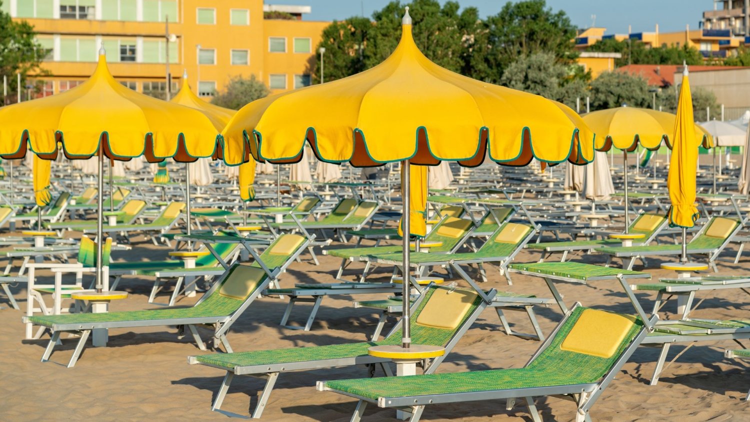 Włoskie leżaki odnalazły się na plaży w Albanii. Dowiedzieli się z nagrań