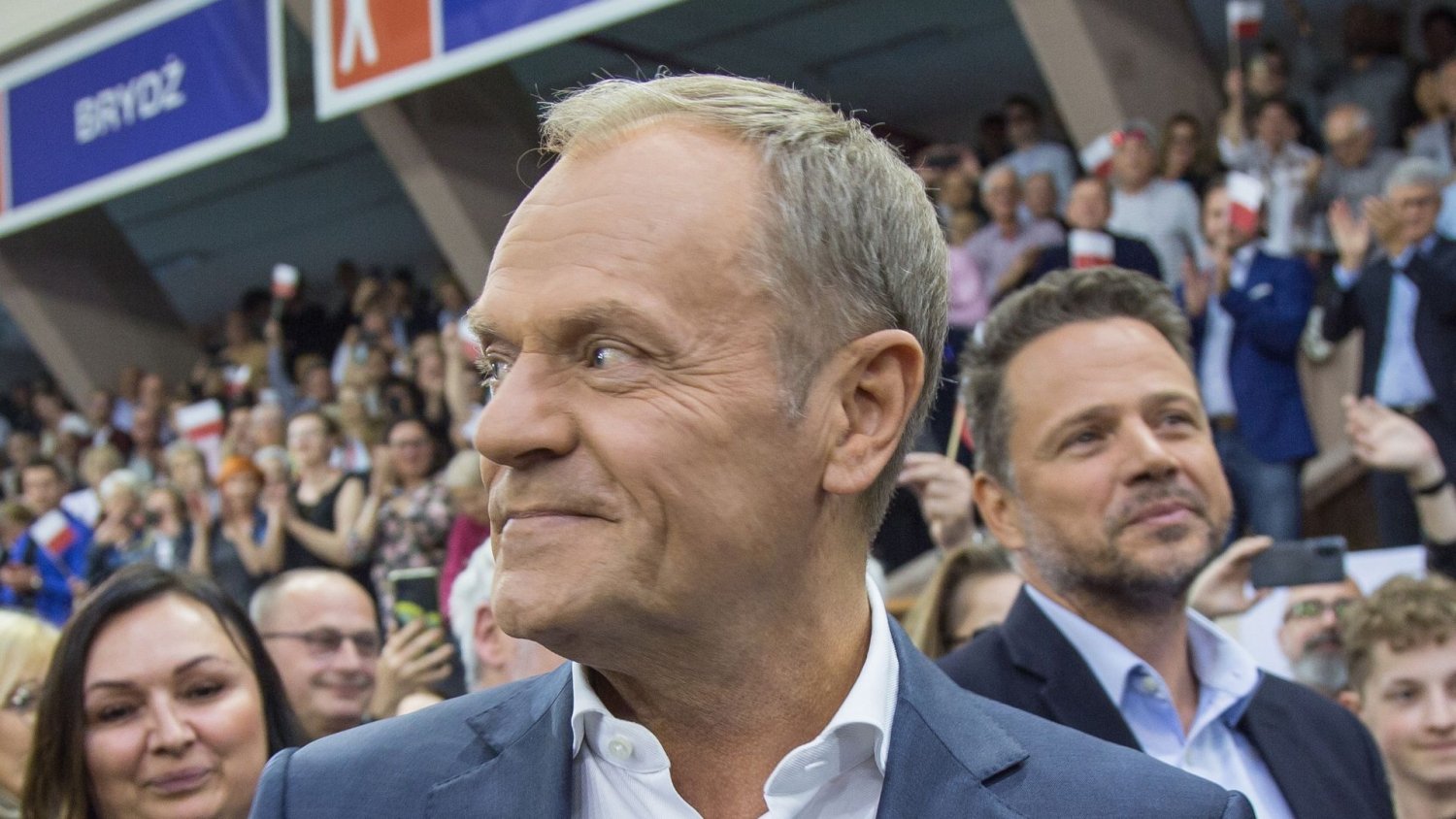 Nowy sondaż zaskakuje wynikiem KO. Tusk o "efekt Kacprzyka" martwić się nie musi
