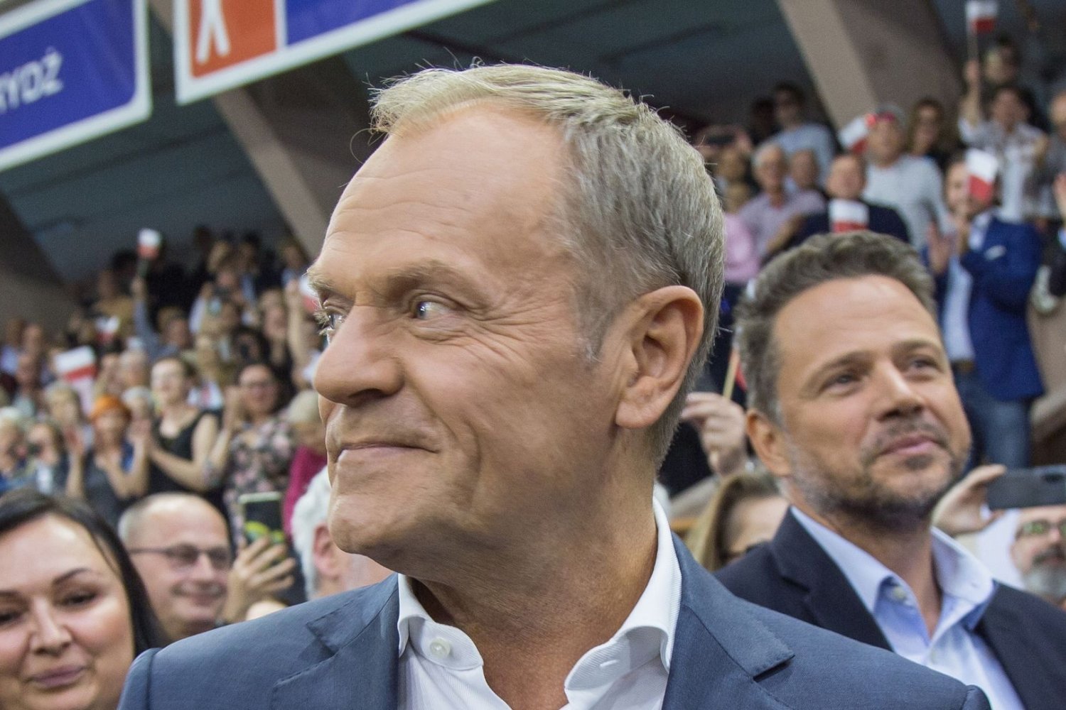 Lider KO Donald Tusk, w tle Rafał Trzaskowski