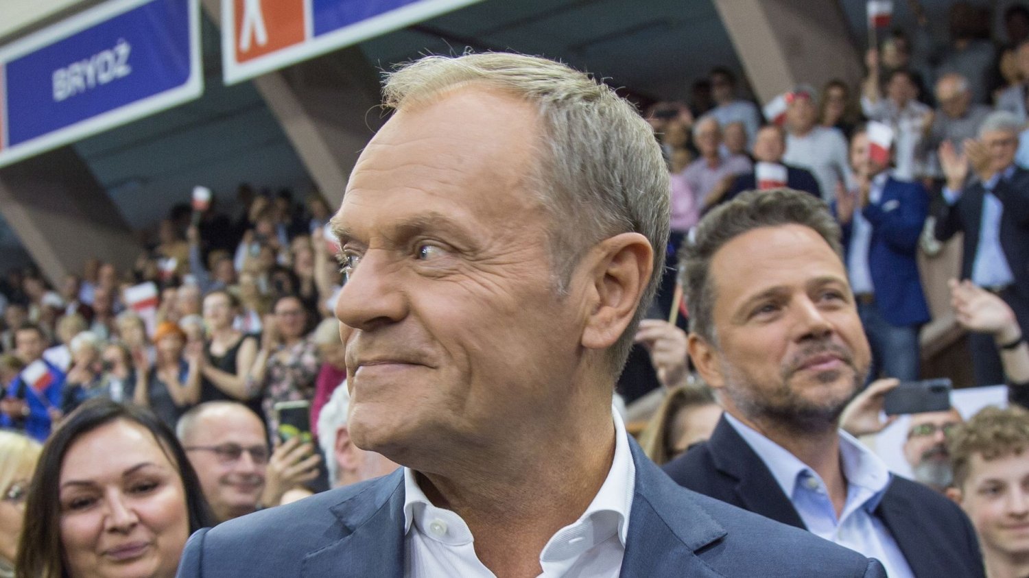 Nowy sondaż zaskakuje wynikiem KO. Tusk o "efekt Kacprzyka" martwić się nie musi Lider KO Donald Tusk, w tle Rafał Trzaskowski
