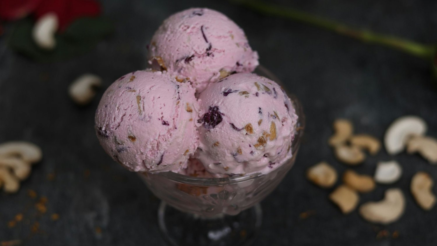 Viralowy przepis na lato. Tylko 2 składniki i parę sekund roboty Lody, sorbet, deser, deser lodowy