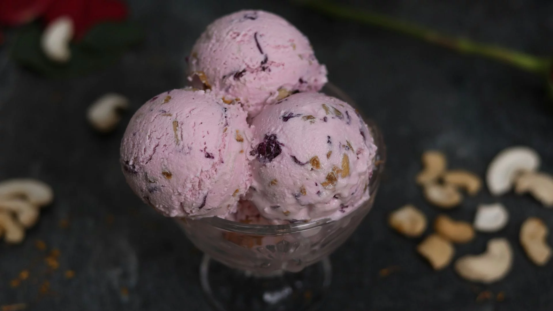 Viralowy przepis na lato. Tylko 2 składniki i parę sekund roboty Lody, sorbet, deser, deser lodowy