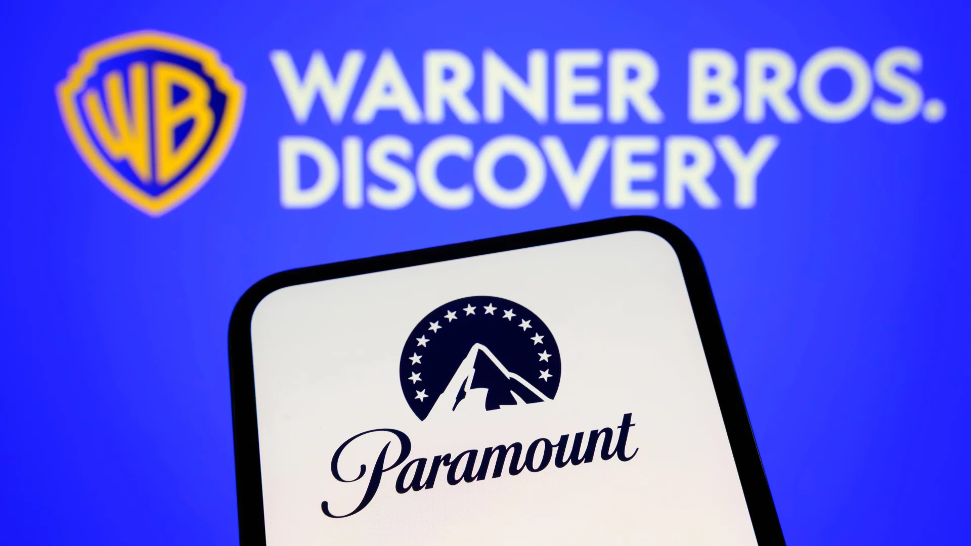 fuzja Warner Bros. i Paramountu loga Warner Bros. Discovery i Paramount Skydance