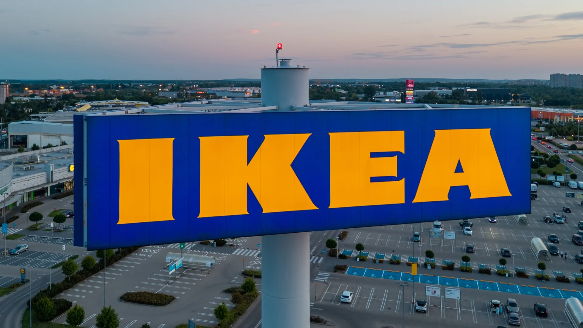 Logo sklepu IKEA nad parkingiem