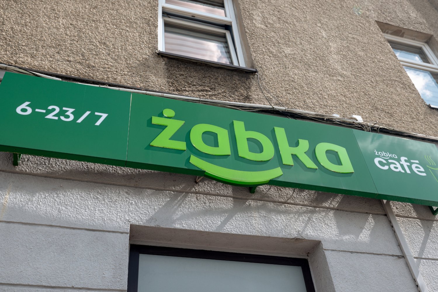 2 awarie w Żabce w zaledwie tydzień. Sieć zrywa z plotkami jednym komunikatem logo sklepu Żabka na tle budynku